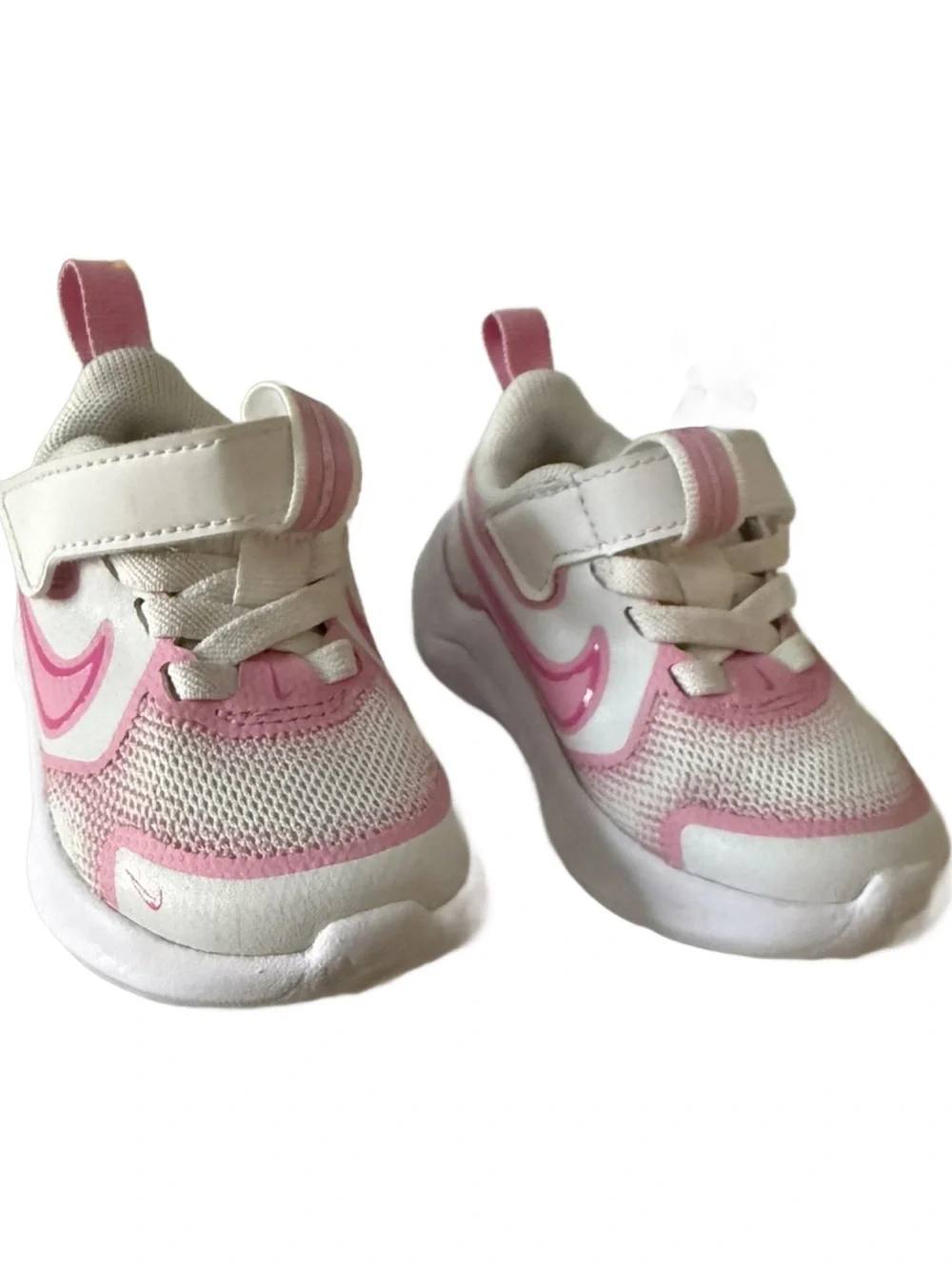 Nike Toddler Cosmic Runner White and Pink Velcro Athletic Sneakers. 4C